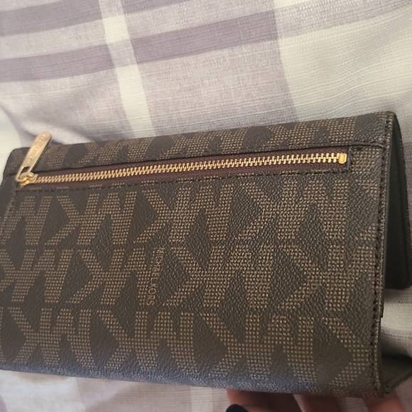 Michael Kors Full Size wallet - Picture 5 of 5